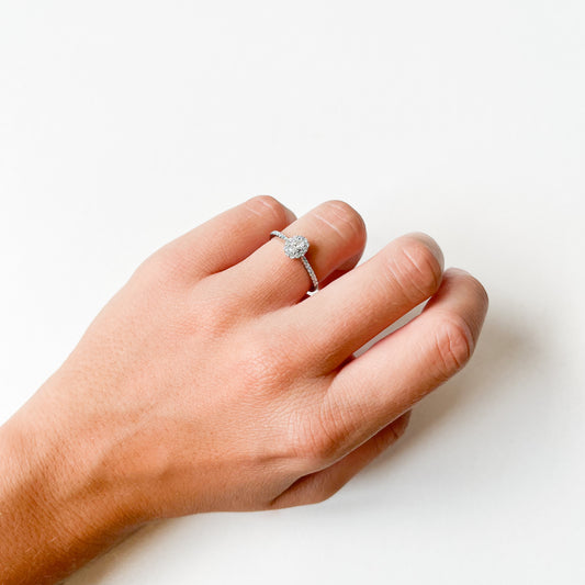 Anillo Oval Diamantes Creados 0.44 Quilates en Oro Blanco 9 Kilates