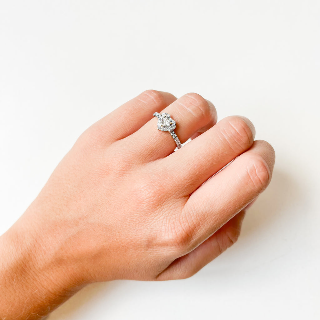 Anillo de Oro Blanco de 9 Quilates con Diamantes Creados