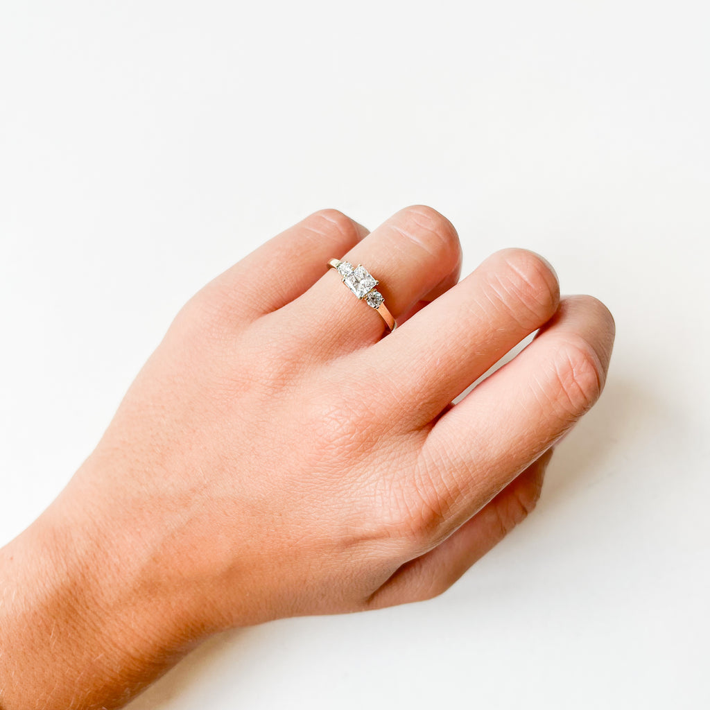 Anillo Maine de Oro de 9 Quilates con Diamantes Creados