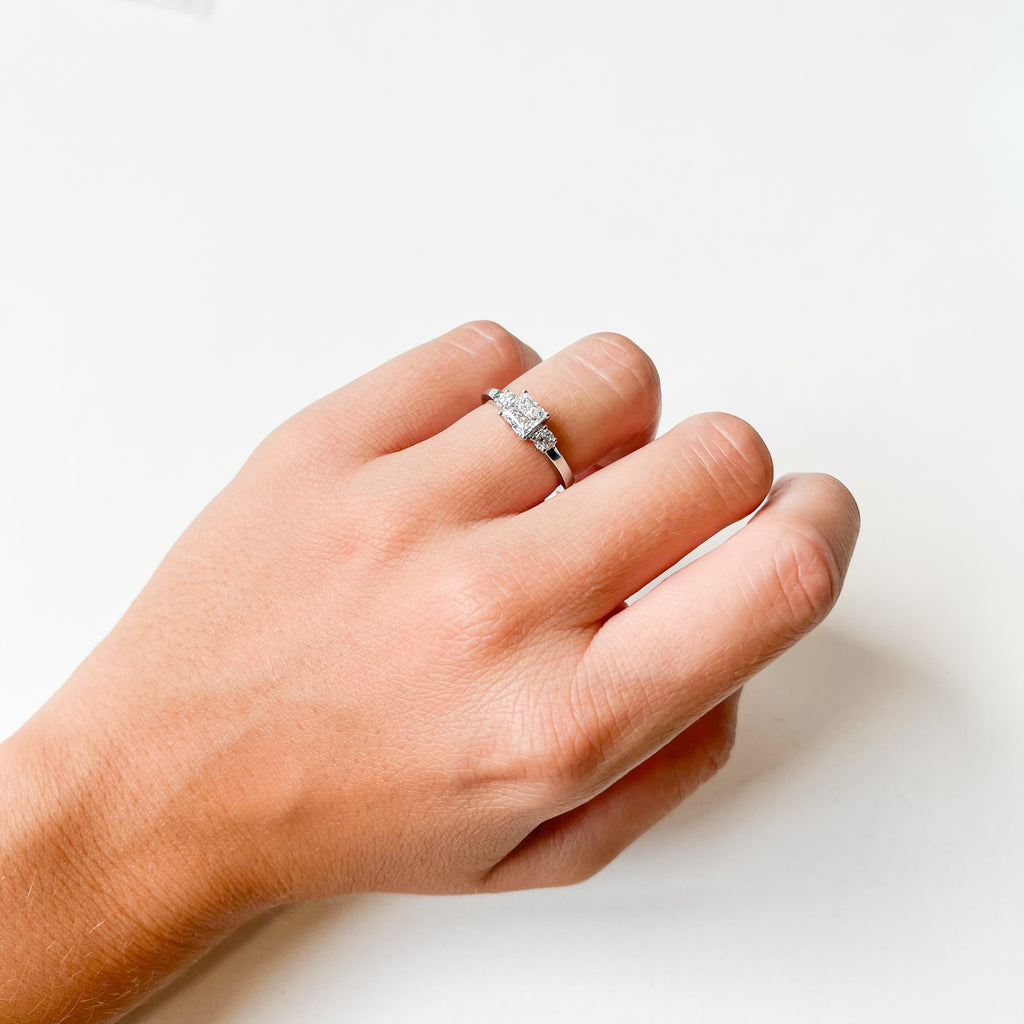 Anillo Maine de Oro Blanco 9K con Diamantes Creados