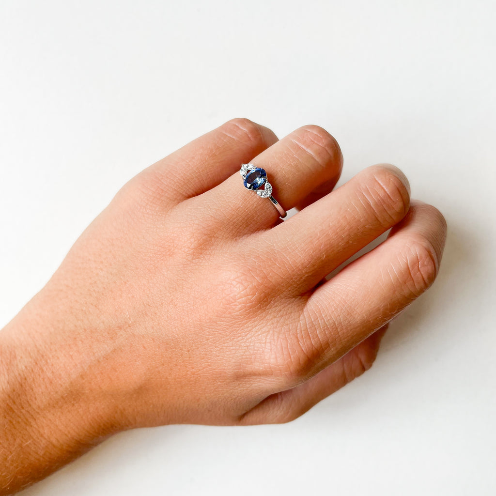 Anillo Rosetón Marlene de Oro Blanco 9K con Zafiro Creado