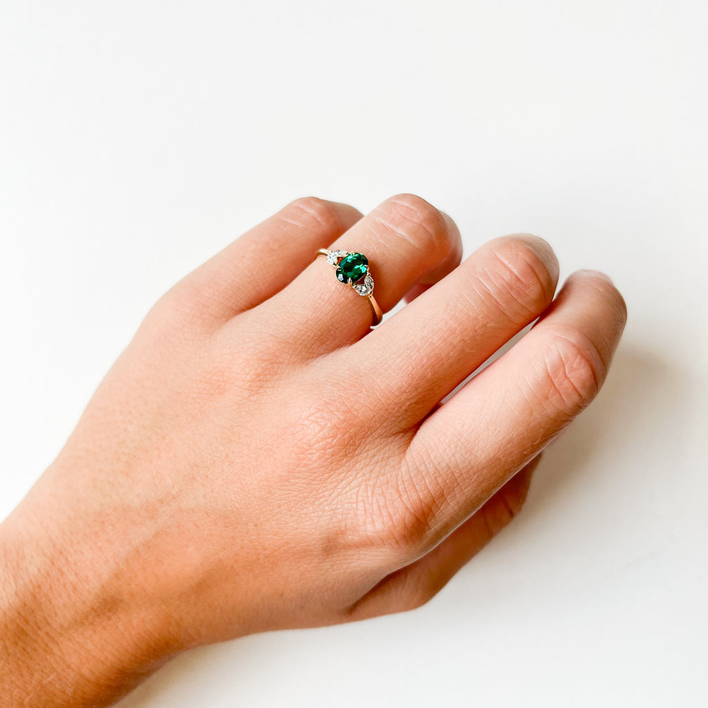 Anillo Rosetón Marlene de Oro 9K con Esmeralda Creada