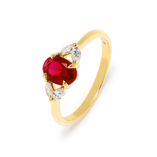 Anillo Marlène Rosetón de Rubí y Diamantes Creados en Oro Amarillo