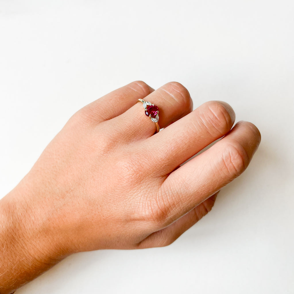 Anillo Roseta Marlene de Oro de 9 Quilates con Rubí Creado