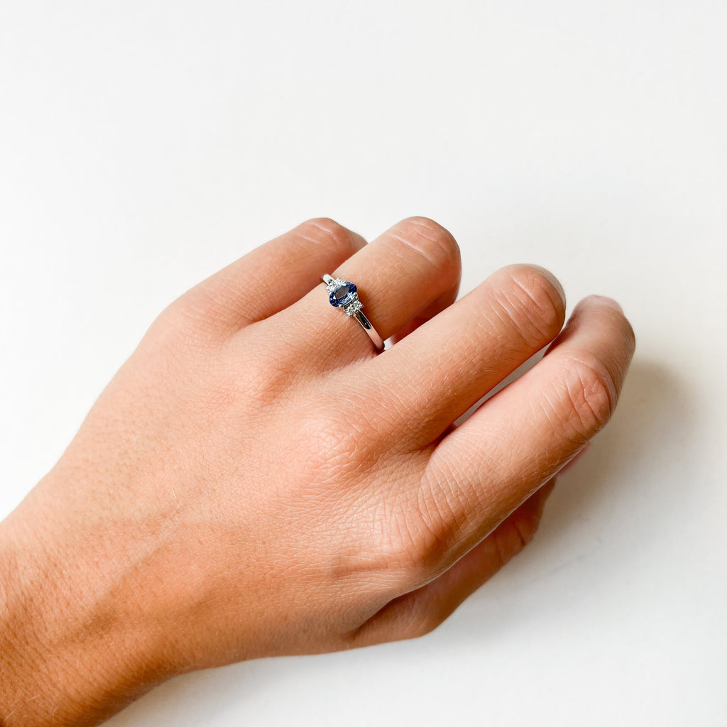 Anillo Rosetón Brigitte de Oro Blanco 9K con Zafiro