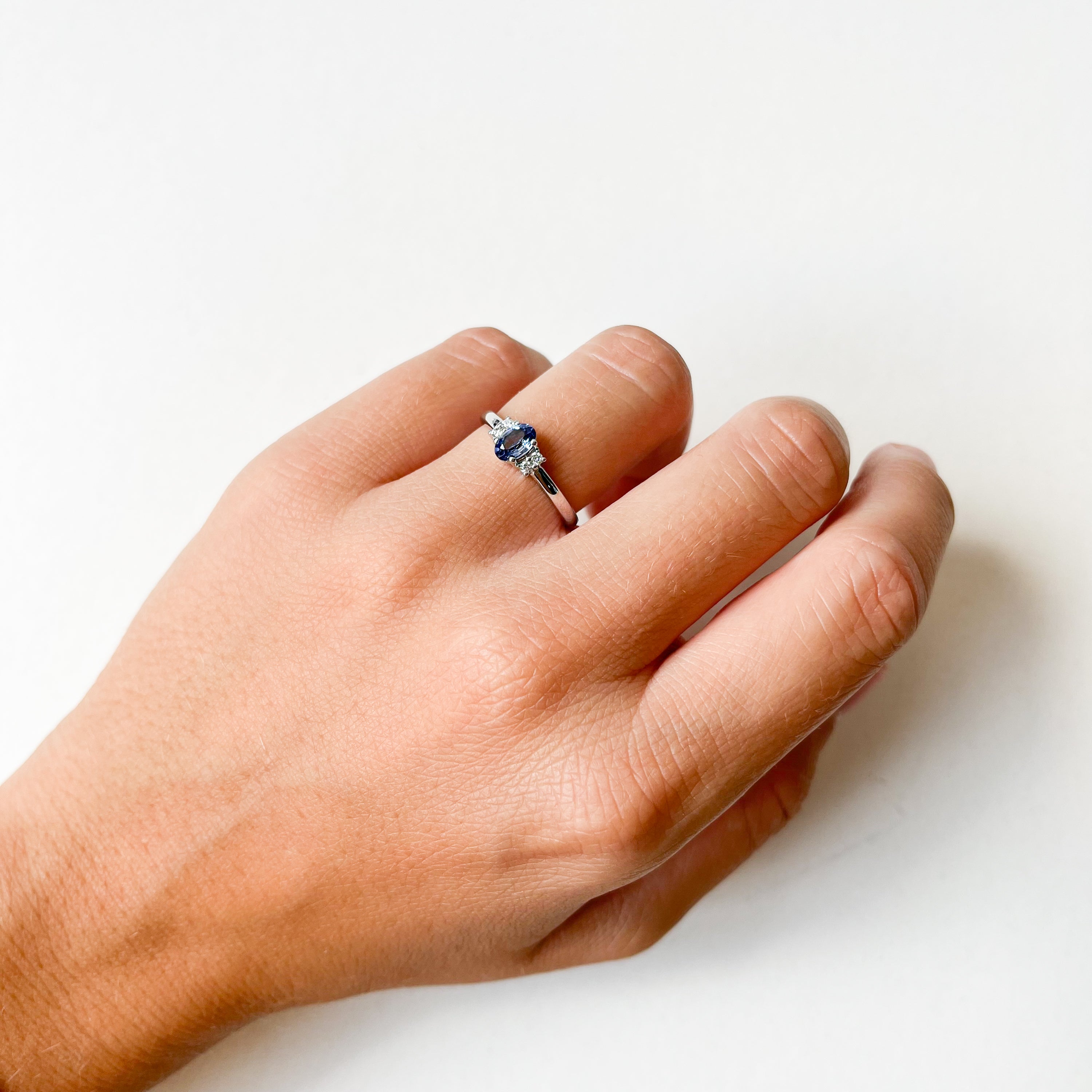 Anillo Rosetón Brigitte de Oro Blanco 9K con Zafiro