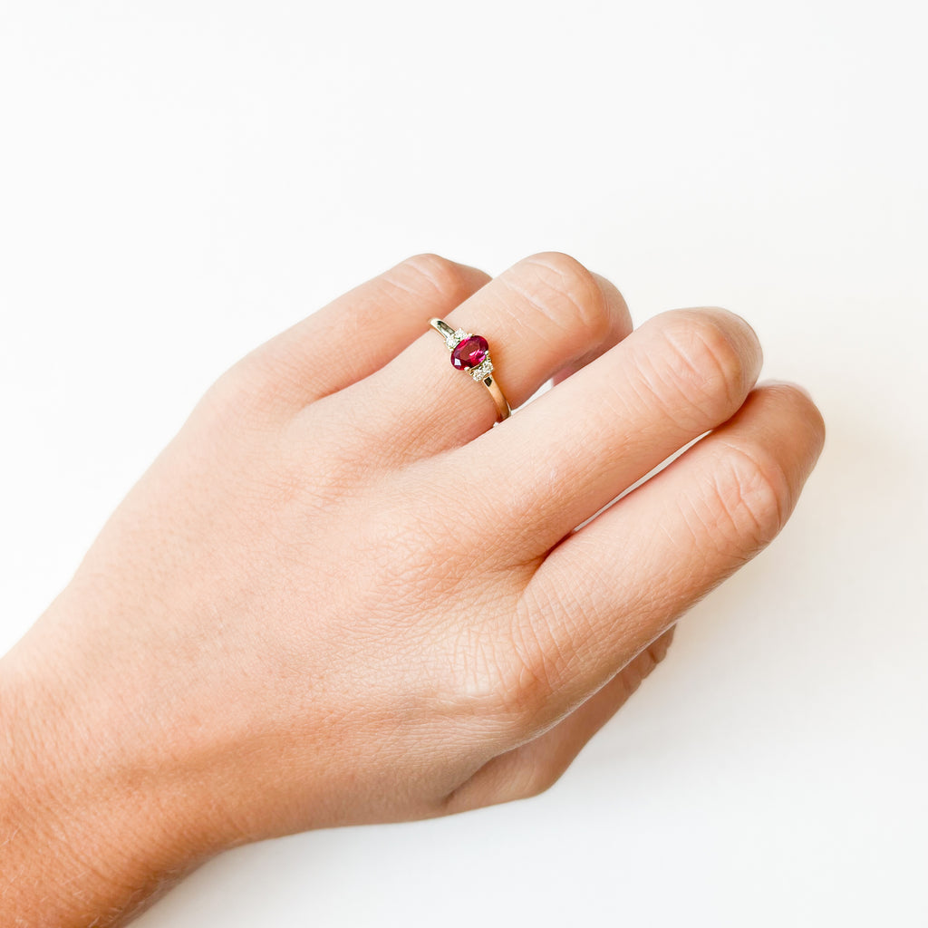 Anillo Rosetón Brigitte de Oro de 9 Quilates con Rubí Creado