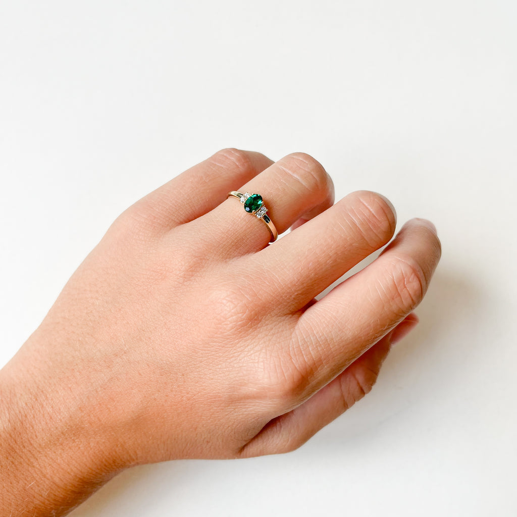 Anillo Rosetón Brigitte de Oro 9K con Esmeralda Creada