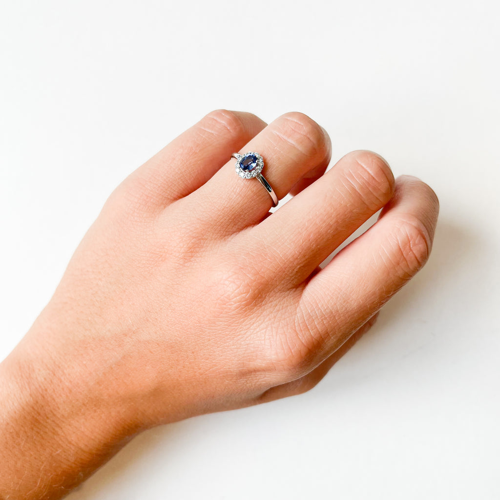 Anillo Roseta Sylvie de Oro Blanco de 9 Quilates con Zafiro