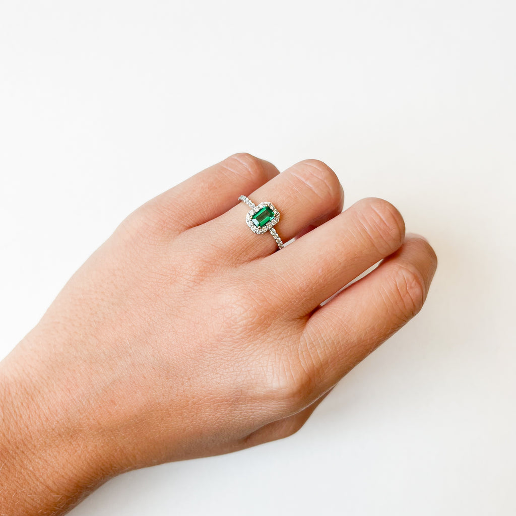 Anillo Rosetón Colette de Oro de 9 Quilates con Esmeralda