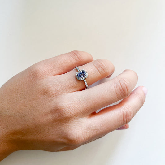 Anillo Sian Rosetón de Zafiro y Diamantes Creados en Oro Blanco