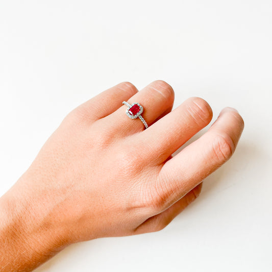 Anillo Colette Rosetón de Rubí y Diamantes Creados en Oro Amarillo