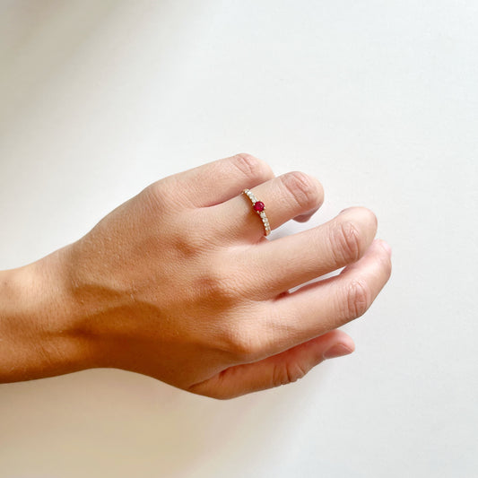 Anillo Inès de Rubí y Diamantes Creados en Oro Amarillo