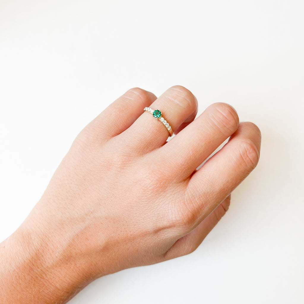 Anillo Inés de Oro 9K con Esmeralda y Diamantes Creados