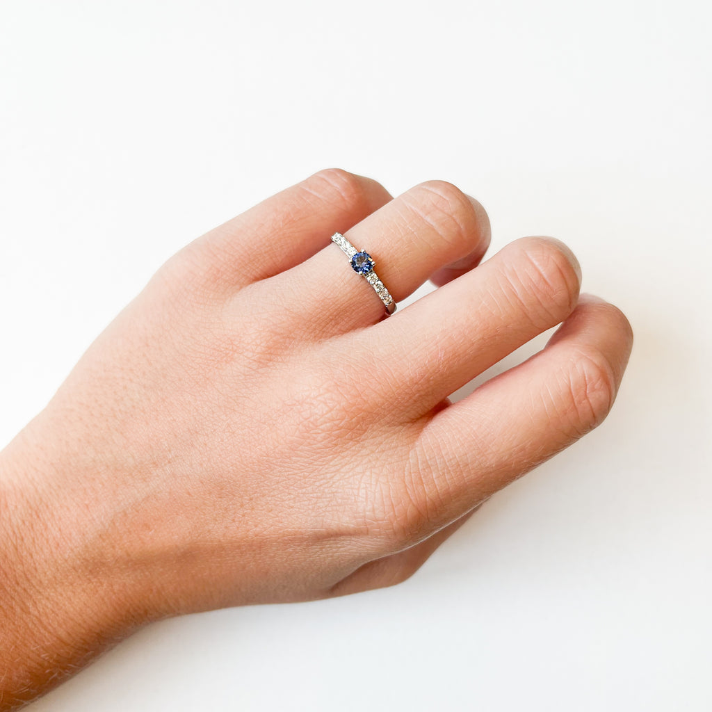 Anillo Inés de Oro de 9 Quilates con Zafiro y Diamantes