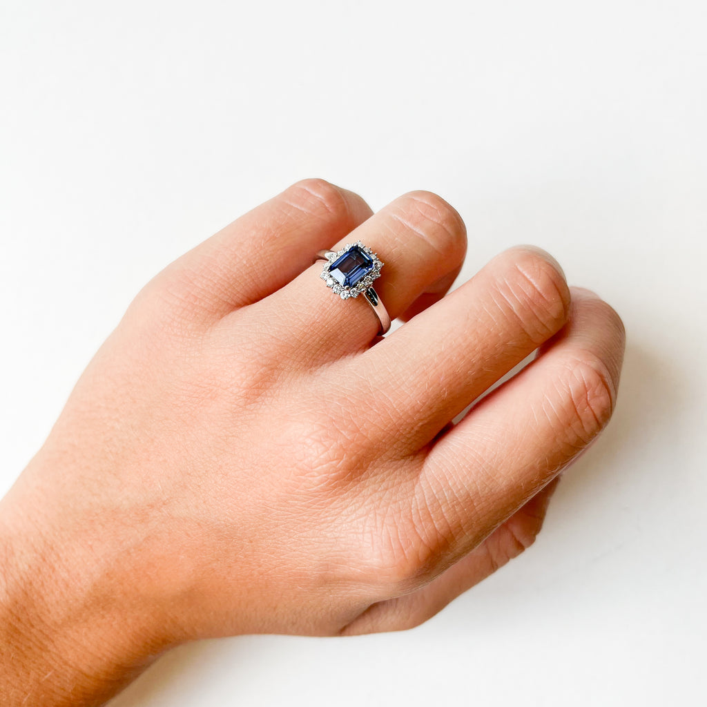 Anillo Rosetón Fleur de Oro Blanco de 9 Quilates con Zafiro