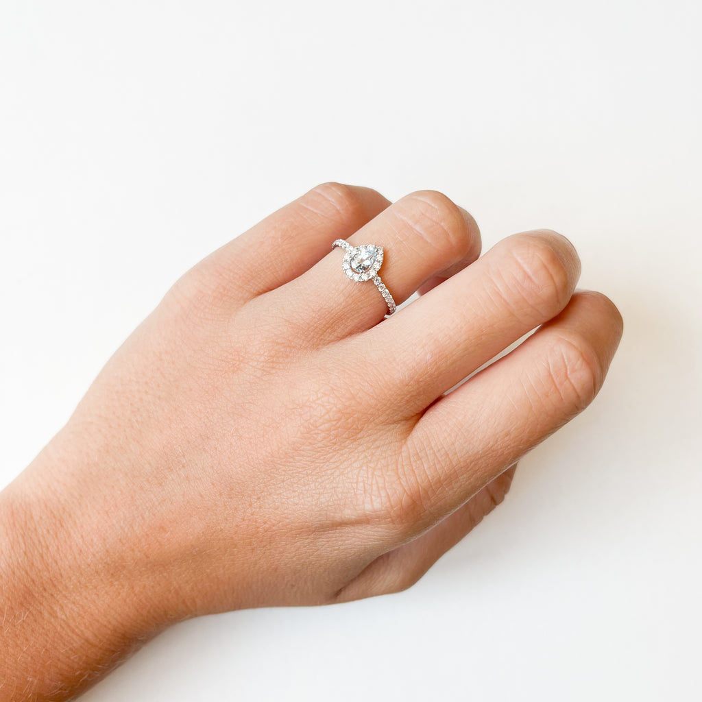 Anillo de Oro de 9 Quilates con Aguamarina y Diamantes