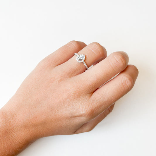 Anillo Sabine de Aguamarina Lágrima y Diamantes Creados en Oro Blanco