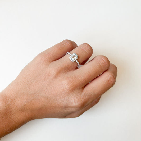 Anillo Sabine de Aguamarina Cuadrado y Diamantes Creados en Oro Blanco