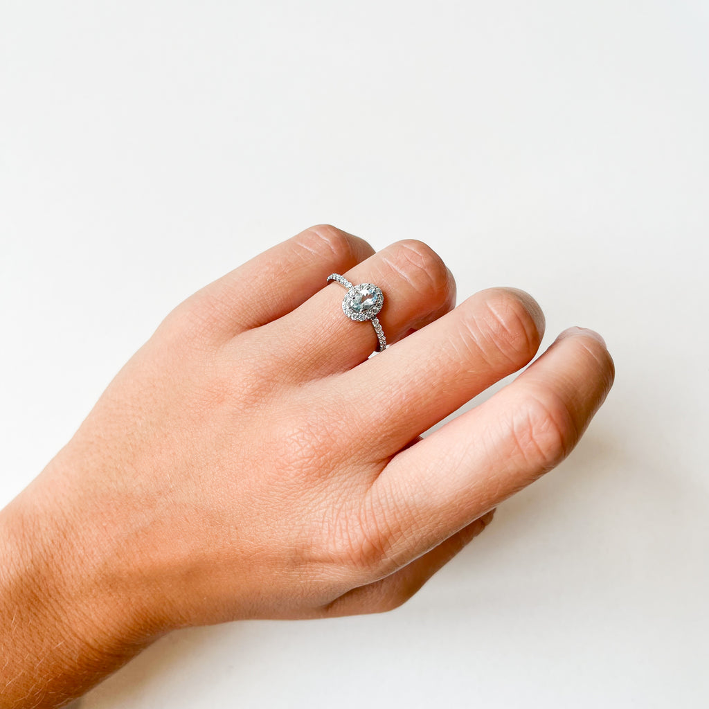 Anillo Sabine de Oro Blanco de 9 Quilates con Aguamarina