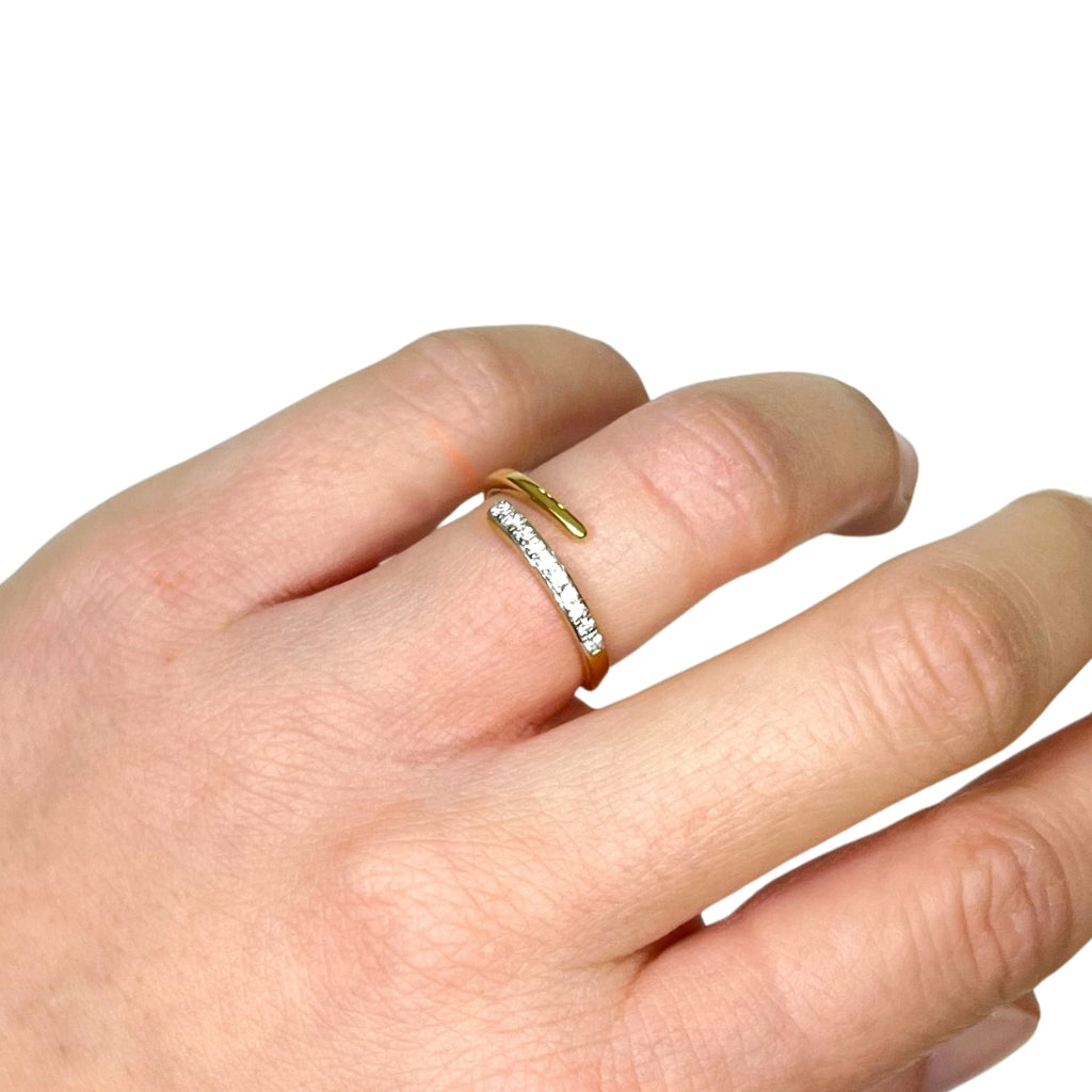 Anillo Cruzado con Diamantes Creados en Vermeil