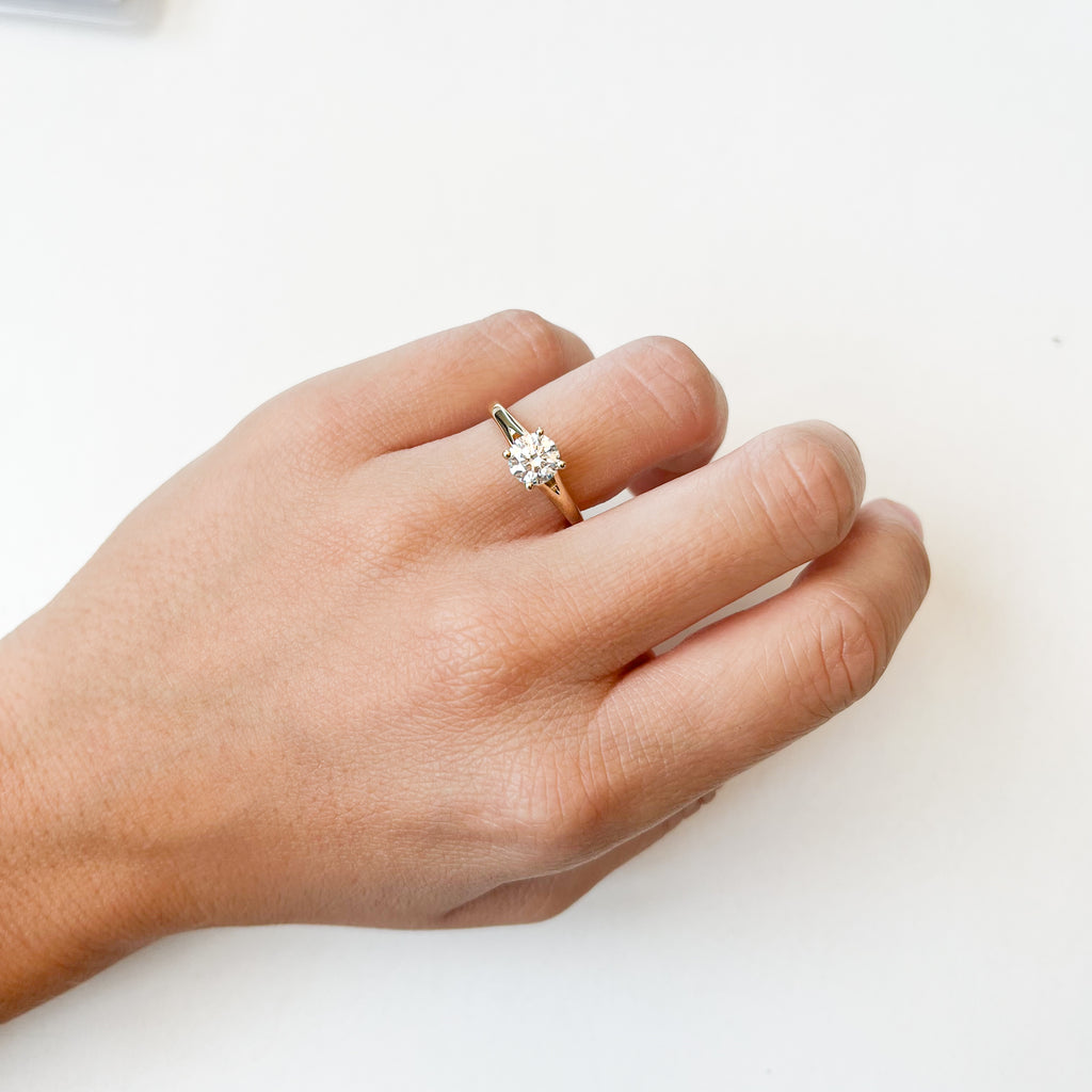 Anillo Solitario Marjorie de Oro 9K con Diamante Creado