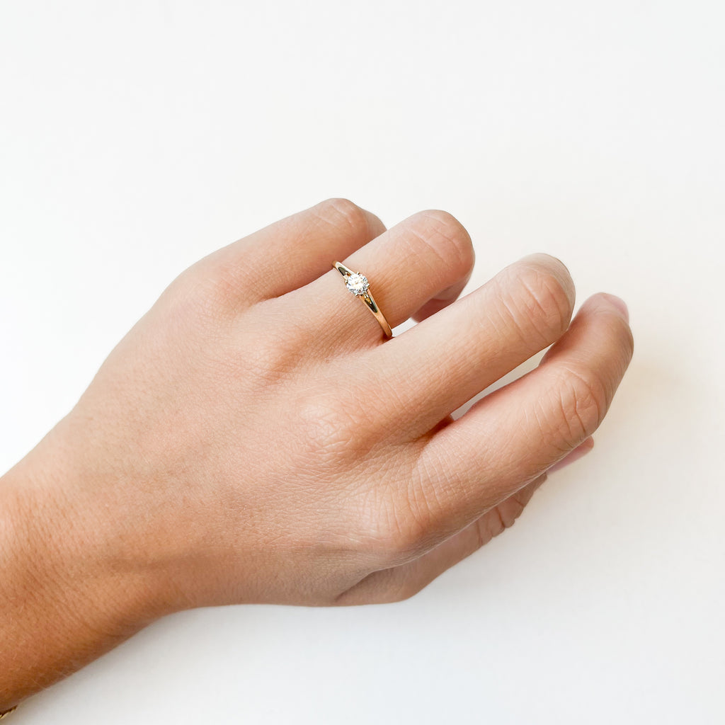 Anillo Solitario Marjorie de Oro 9K con Diamante Creado