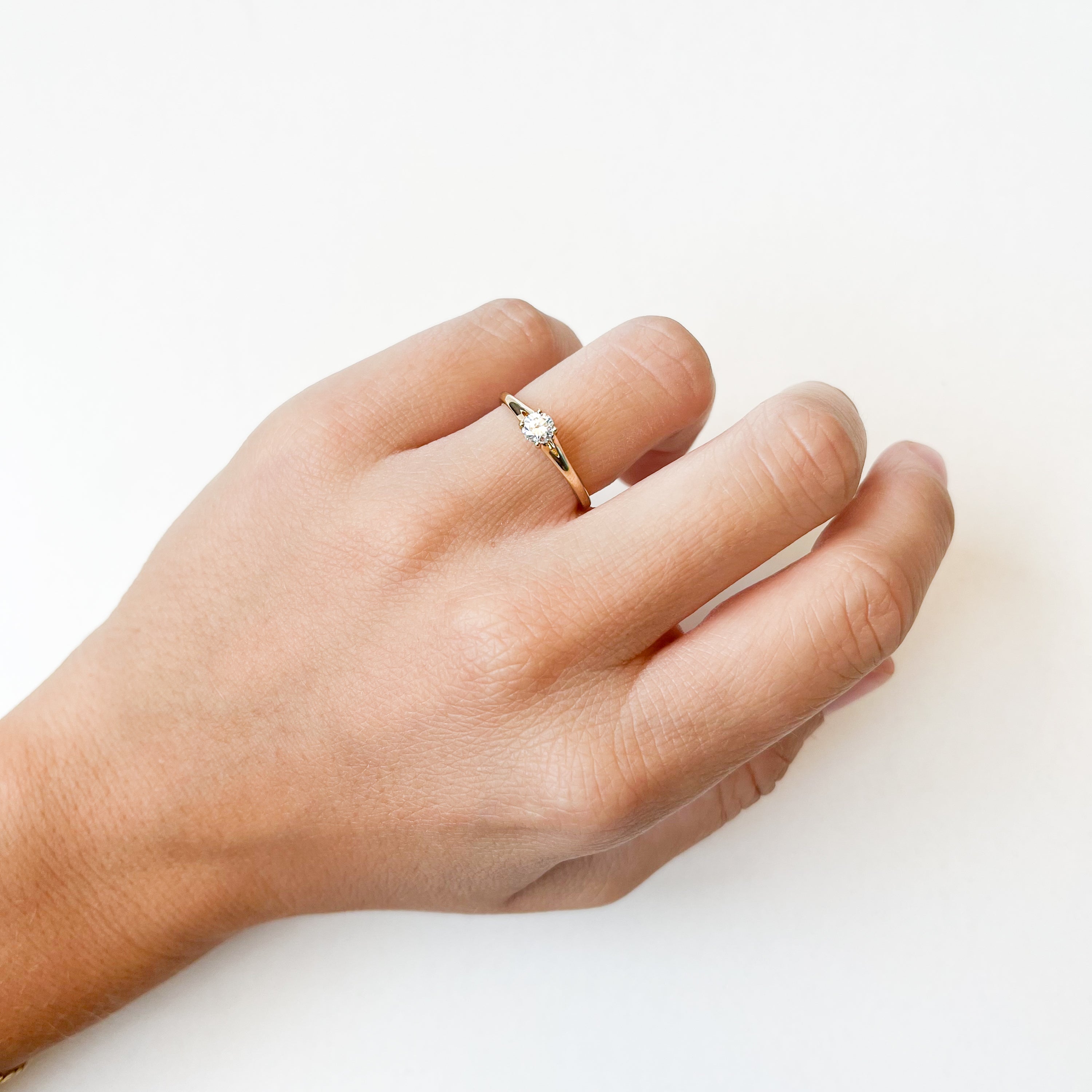Anillo Solitario Marjorie de Oro 9K con Diamante Creado