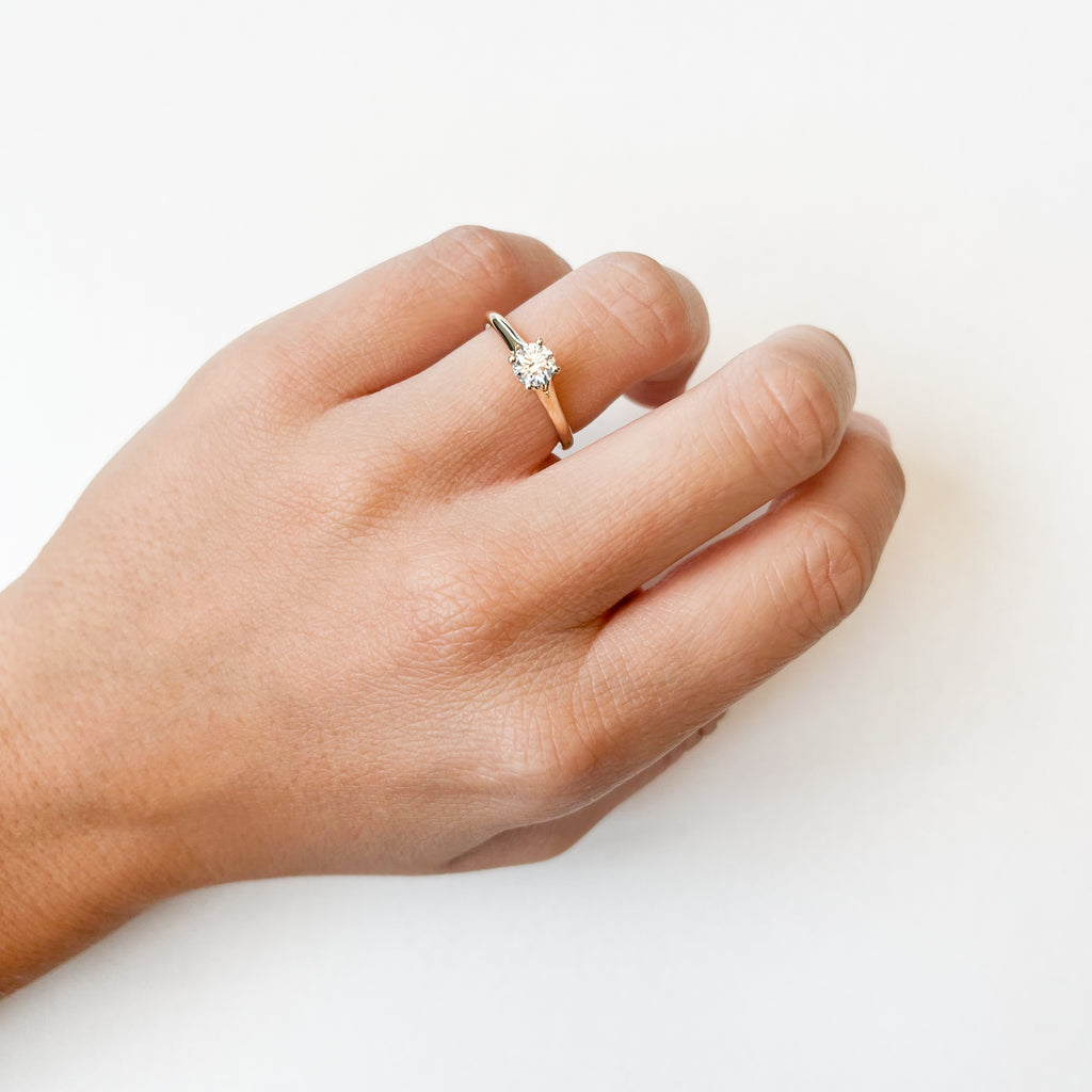 Anillo Solitario Marjorie de Oro 9K con Diamante Creado