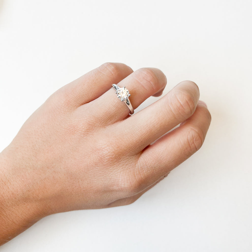 Solitario Marjorie de Oro Blanco 9K con Diamante Creado