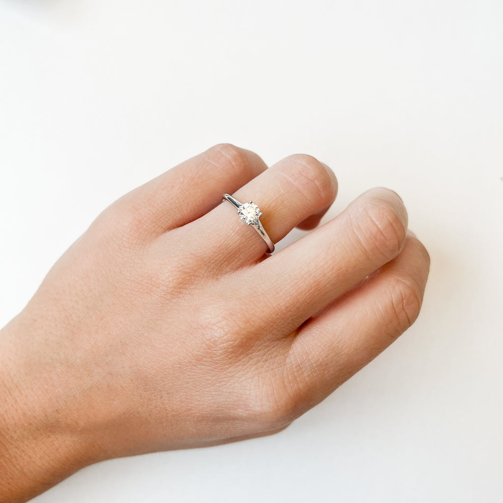 Anillo Solitario Marjorie de Oro Blanco 9K con Diamante
