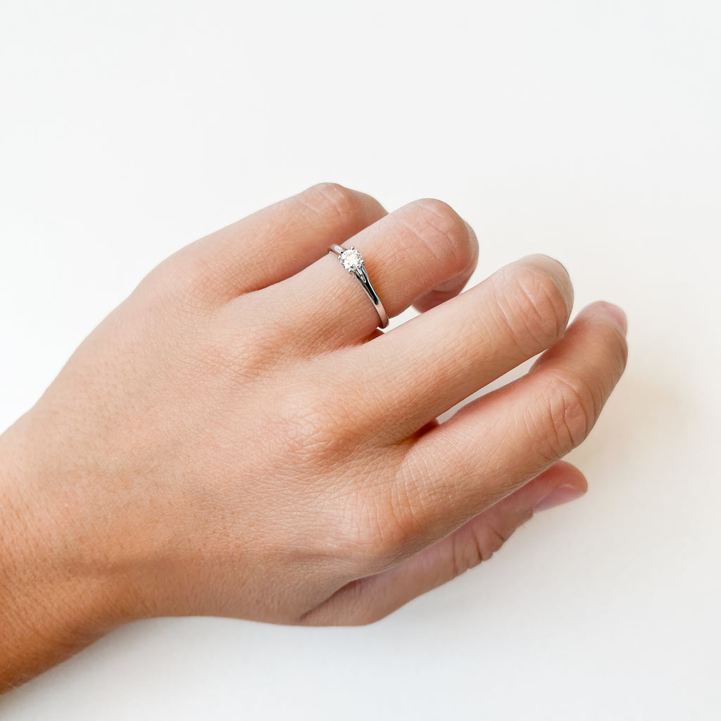 Solitario Marjorie de Oro Blanco 9K con Diamante Creado
