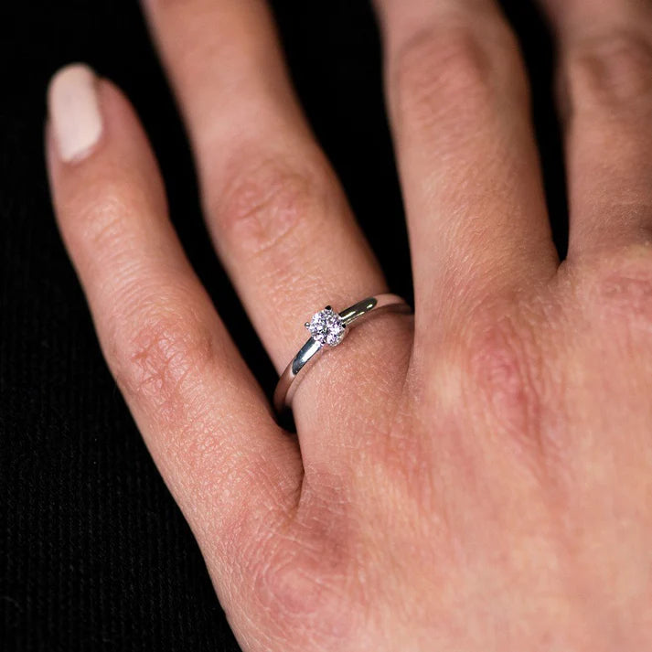 Anillo Solitario Malvina de Oro Blanco 9K con Diamante