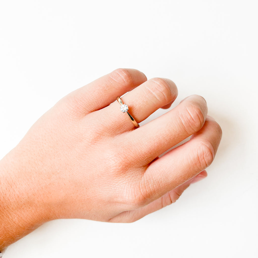 Anillo Solitario Lorraine de Oro 9K con Diamante Creado