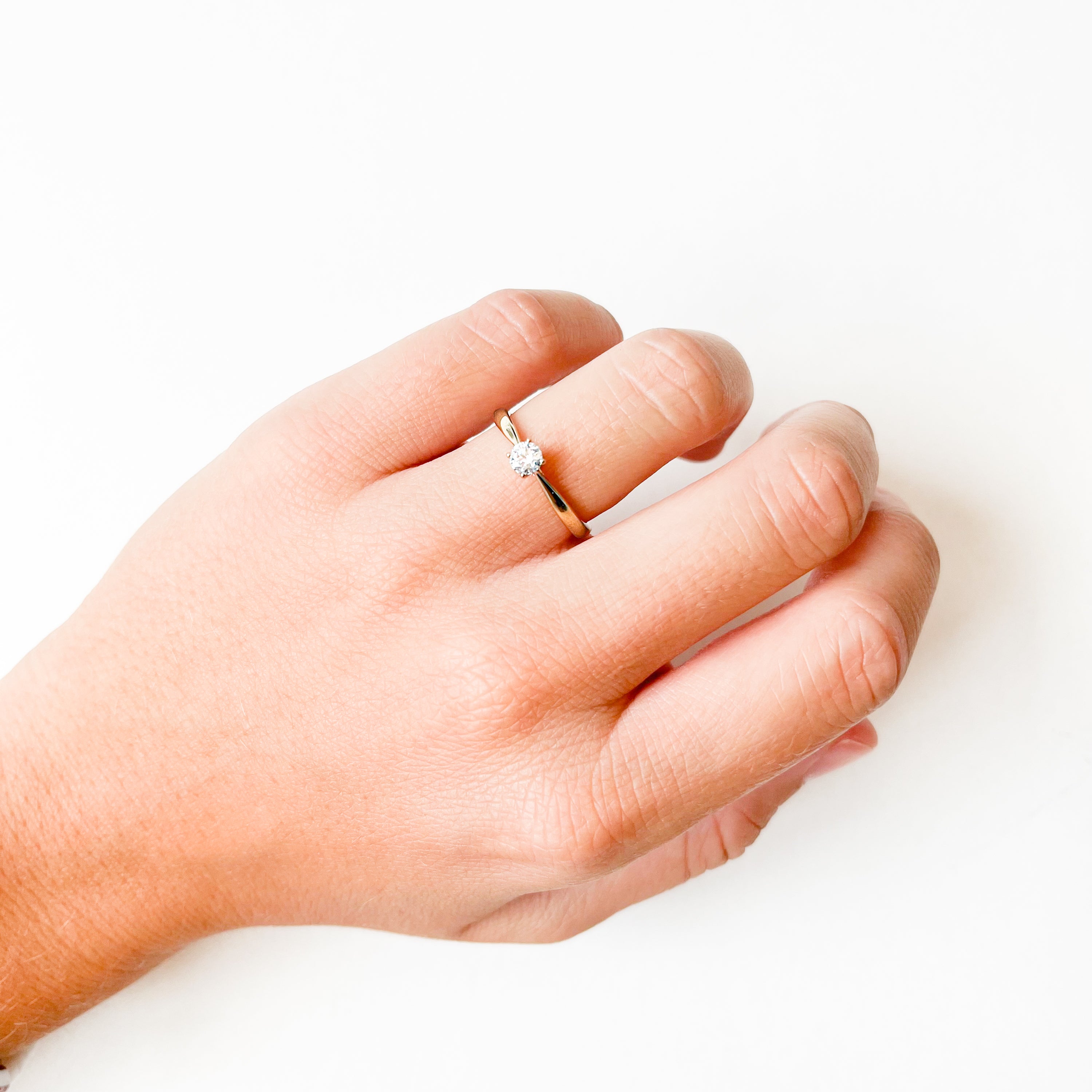 Anillo Solitario Lorraine de Oro 9K con Diamante Creado