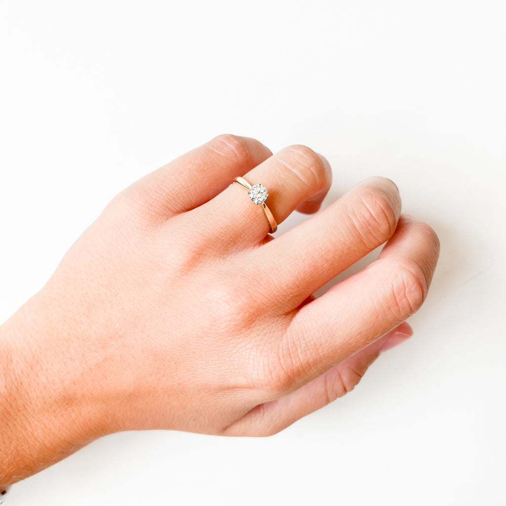 Anillo Solitario Lorraine de Oro 9K con Diamante Creado