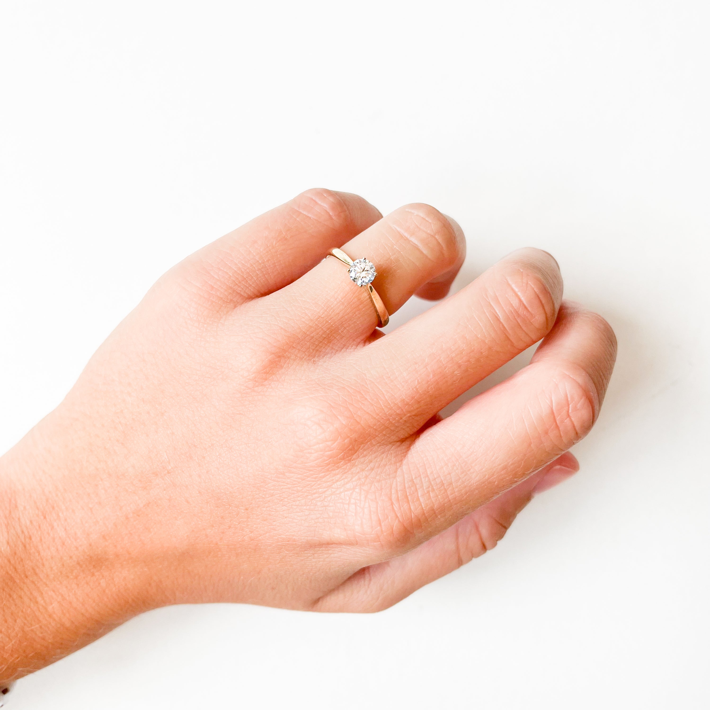 Anillo Solitario Lorraine de Oro 9K con Diamante Creado