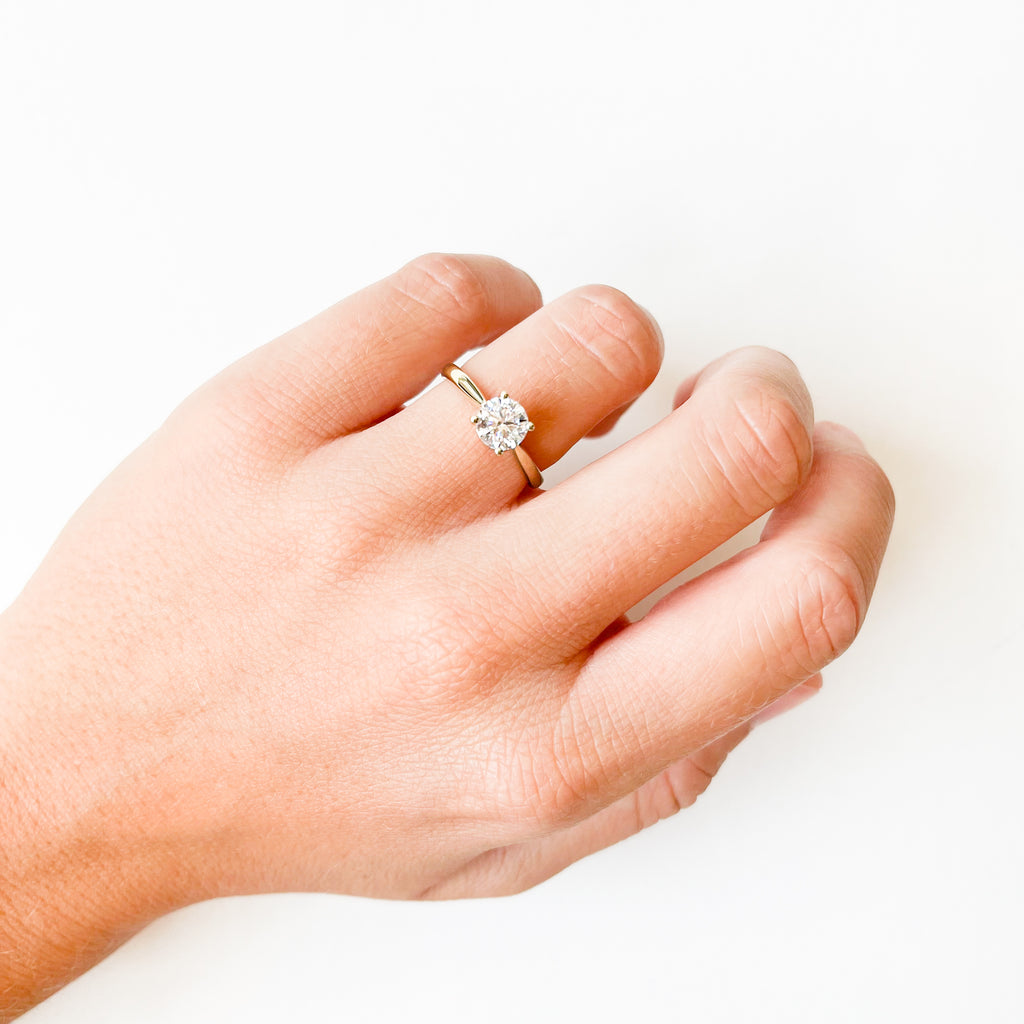 Anillo Solitario Lorraine de Oro 9K con Diamante Creado