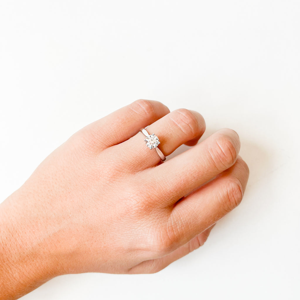 Anillo Solitario Lorraine de Oro Blanco 9K con Diamante