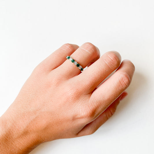 Anillo Media Alianza Estelle de Esmeralda y Diamantes Creados en Oro Amarillo