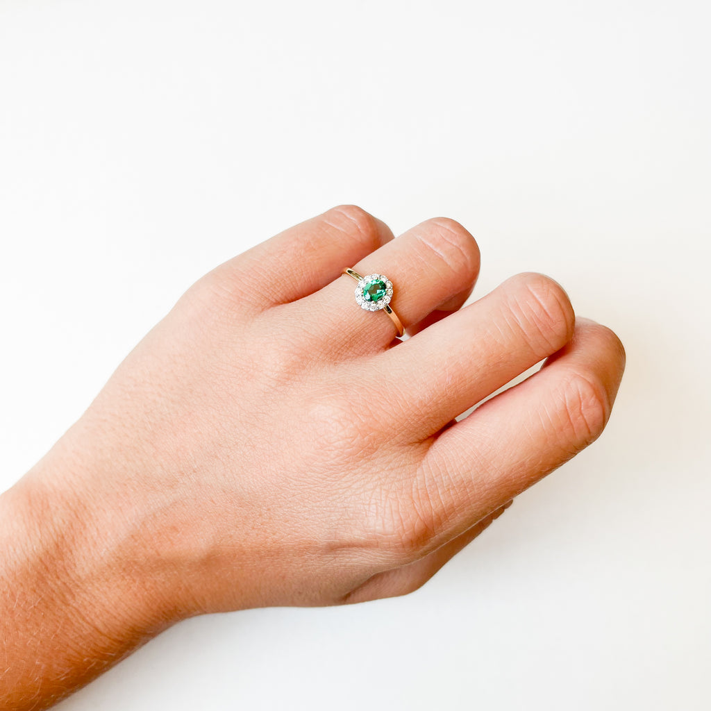 Anillo Rosetón Sylvie de Oro de 9 Quilates con Esmeralda