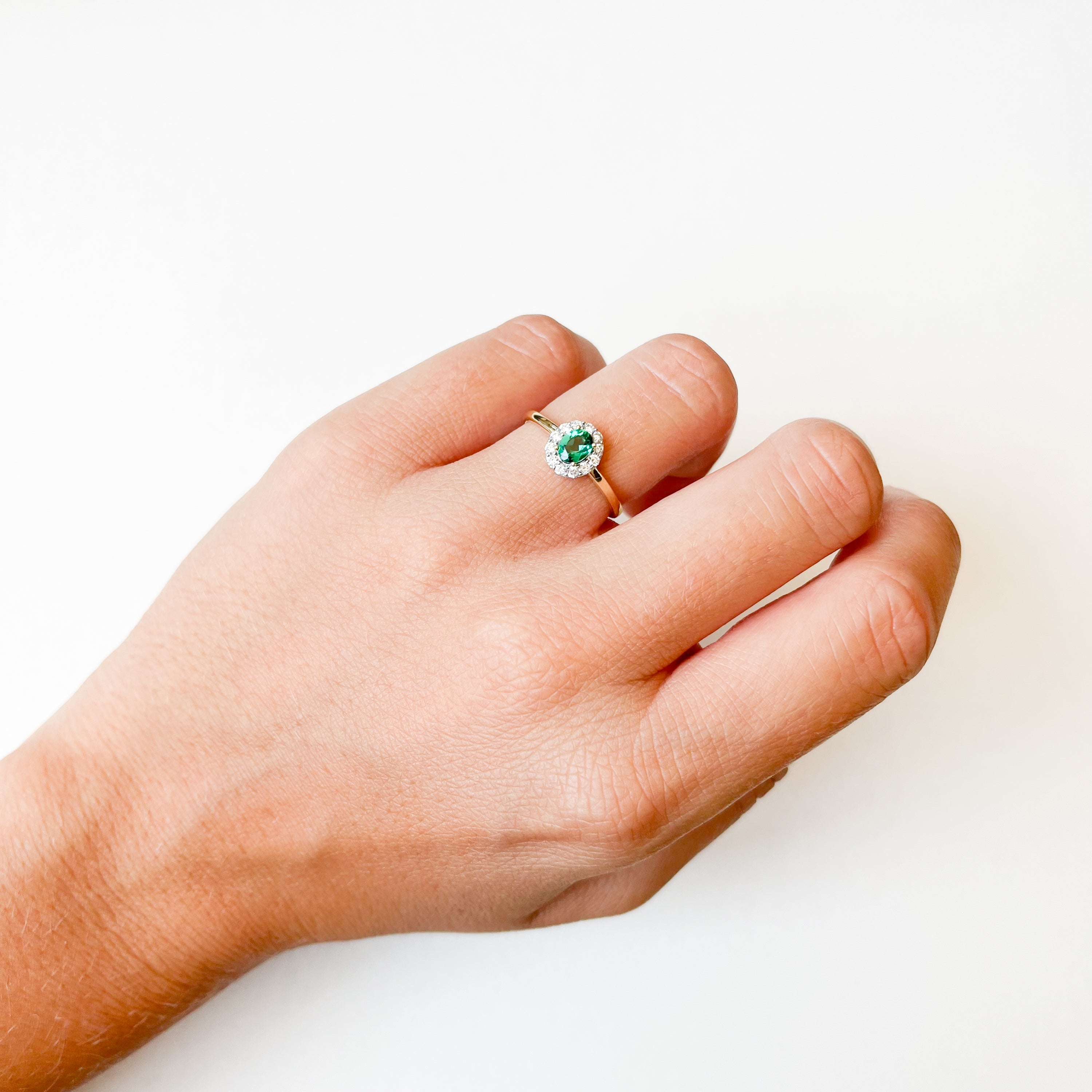 Anillo Rosetón Sylvie de Oro de 9 Quilates con Esmeralda