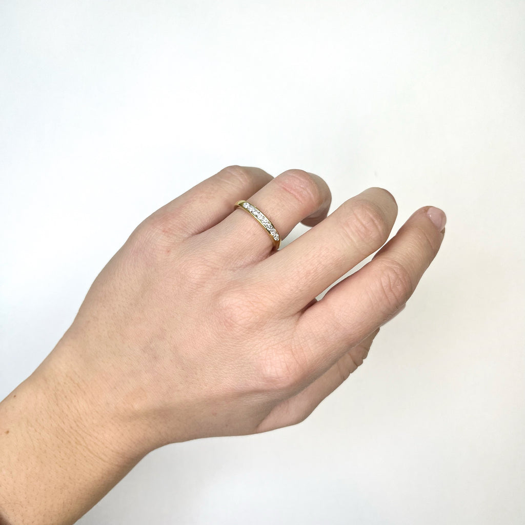 Anillo Media Alianza con Diamantes Creados en Vermeil