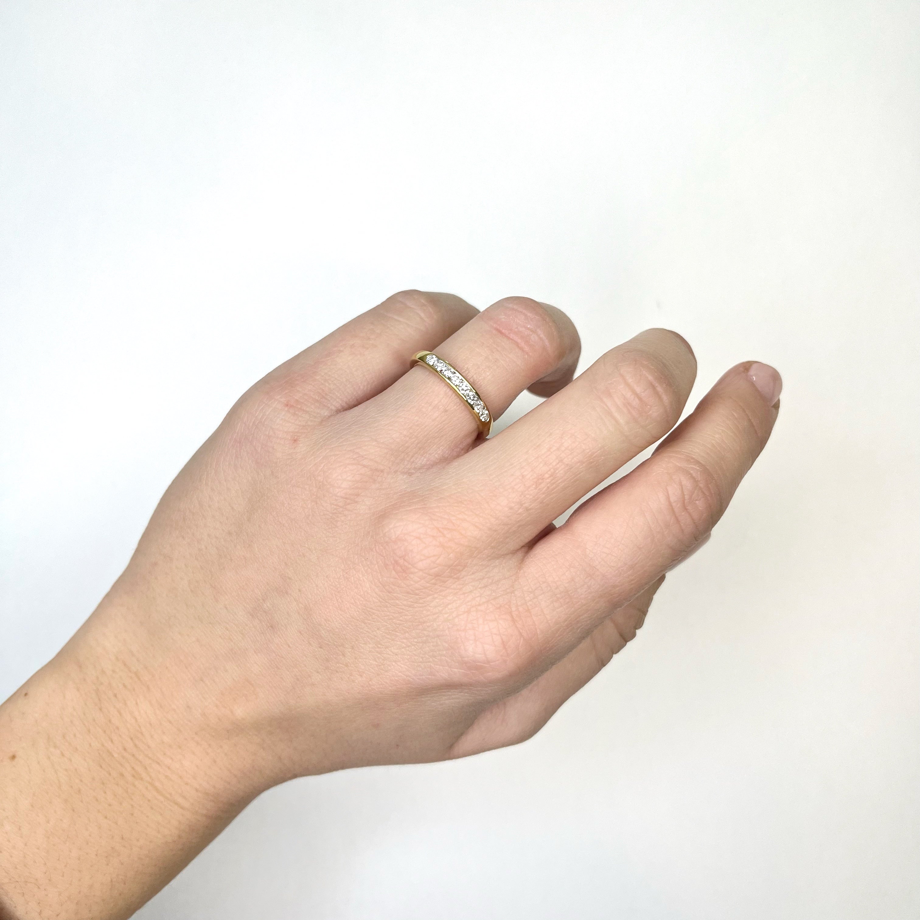 Anillo Media Alianza con Diamantes Creados en Vermeil