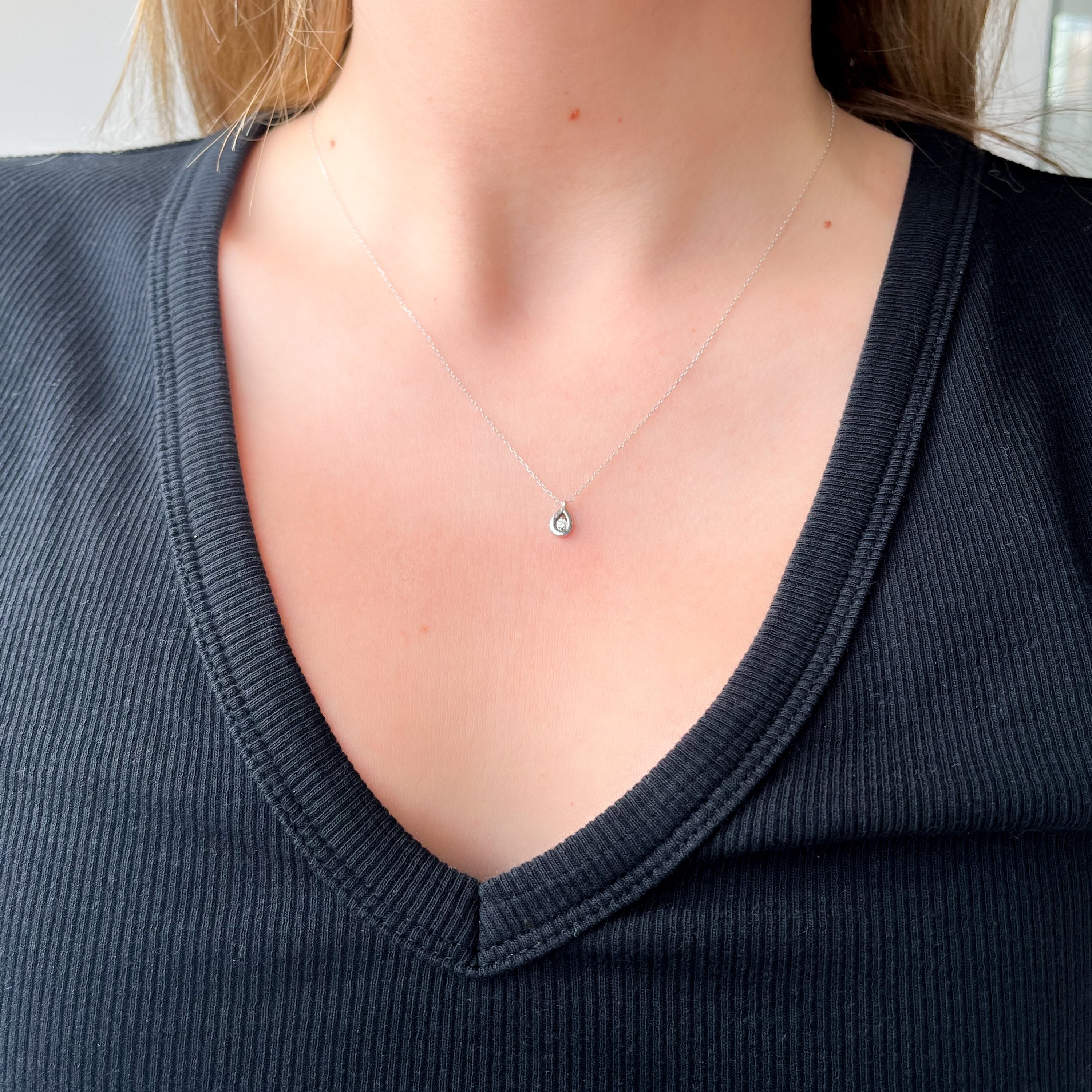 Cadena y Colgante Lagrima 1 Diamantes Creados de 0,055 quilates en Oro Blanco