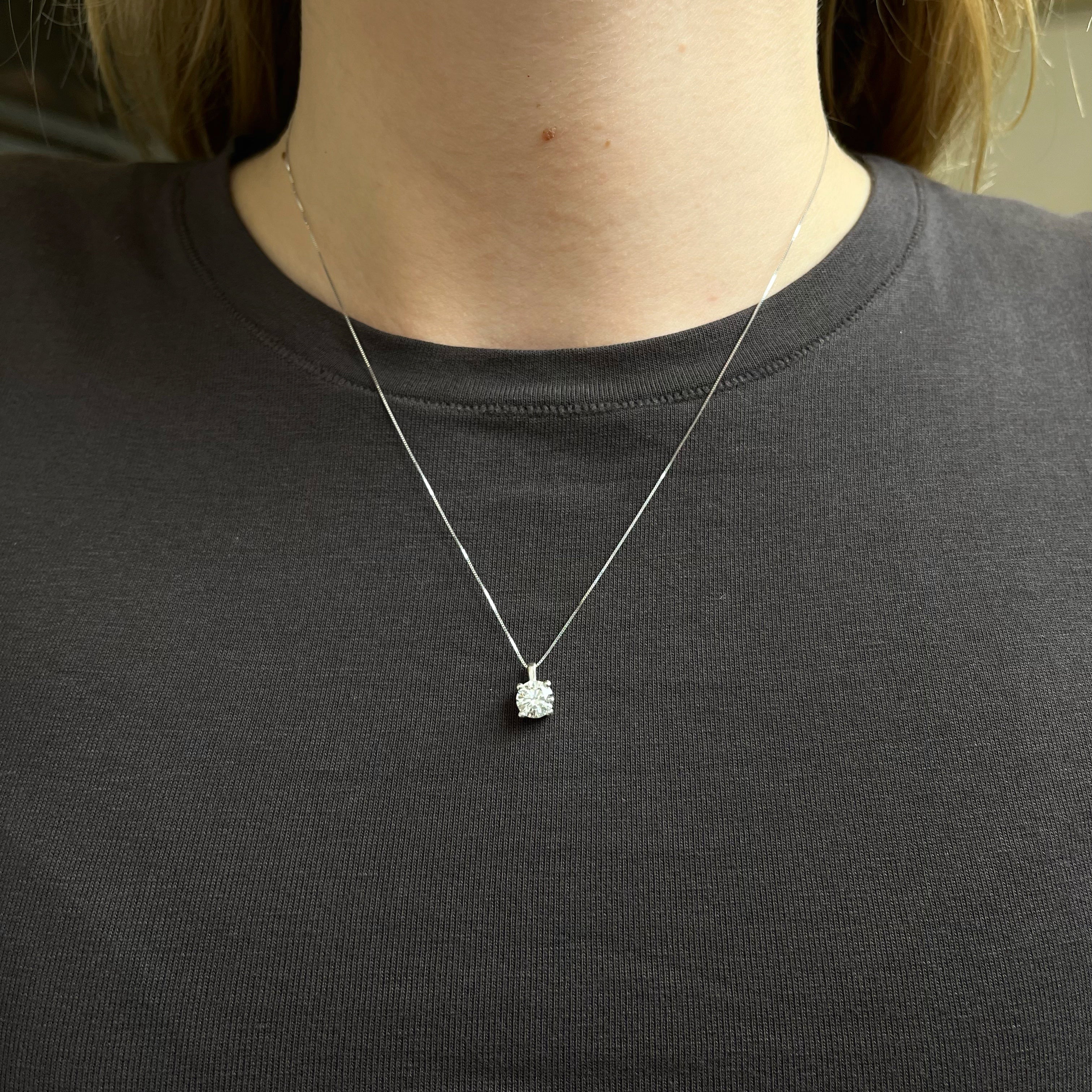 Cadena y Colgante Naila 4 Grapas con Diamante Creado de 1 Quilate en Oro de 18 kilates