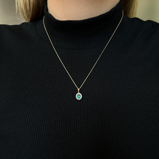 Cadena y Colgante Sian de Esmeralda y Diamantes Creados en Oro Amarillo