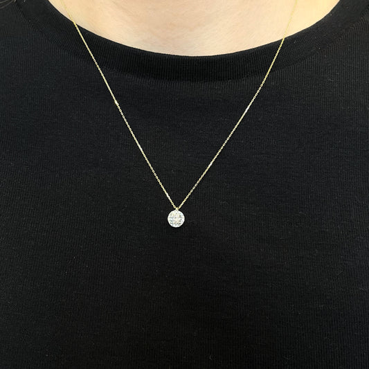 Cadena y Colgante Rosetón de Diamantes Creados en Oro Amarillo de 9 Kilates
