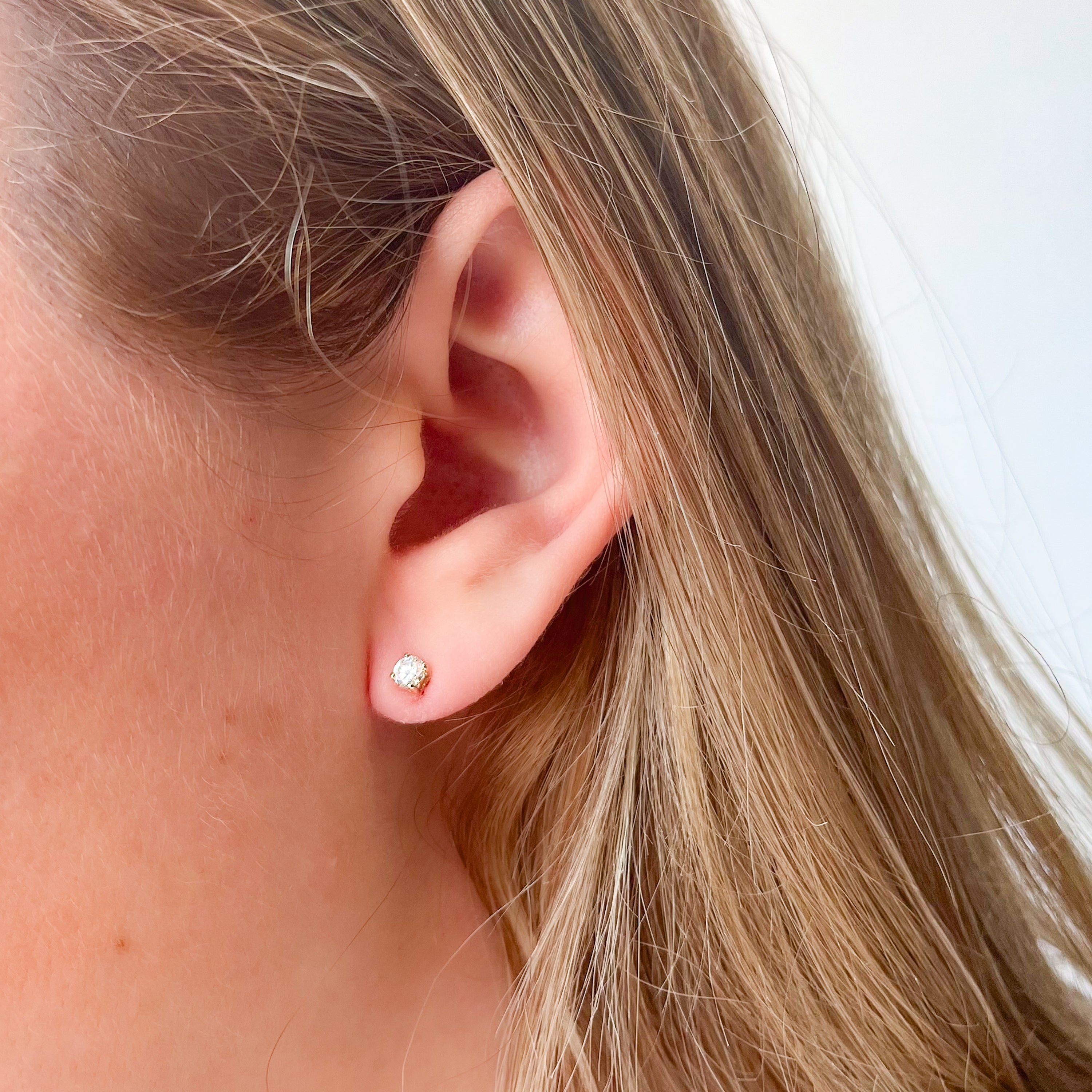 Pendientes 4 grapas con Diamantes Creados 0,30 quilates en Oro Amarillo 9 Kilates