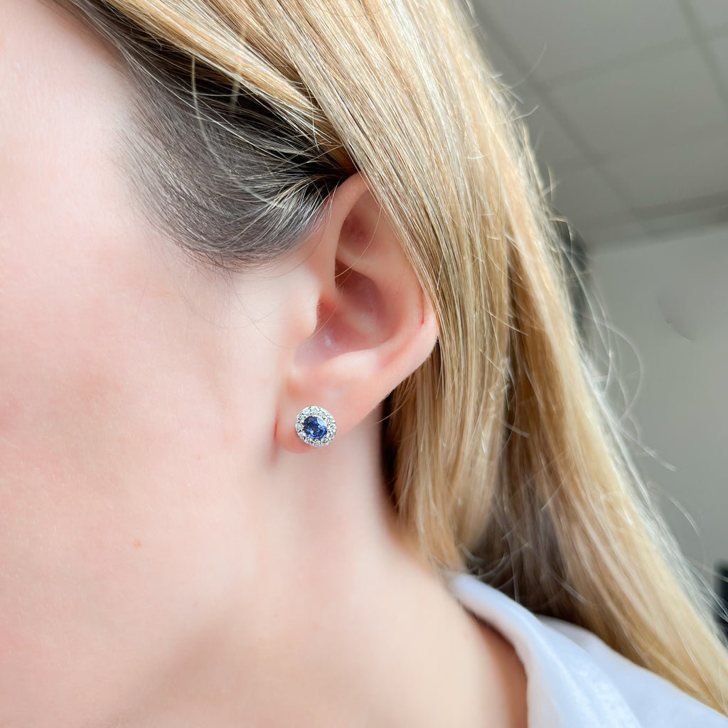 Pendientes de Oro Blanco de 9 Quilates con Zafiros